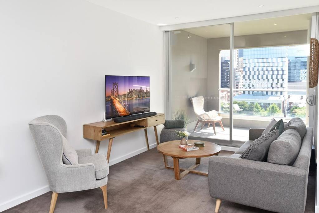 Apartment Luxury Overlooking Hindmarsh Sq With Pool & Gym *