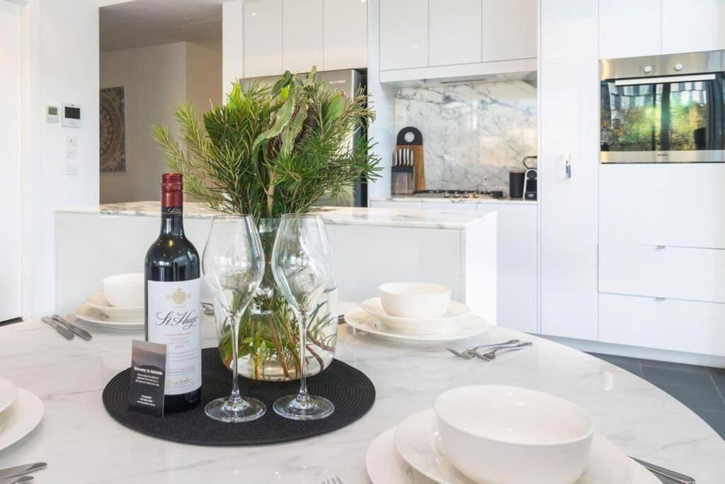 Marble Cbd Luxury 2 Bedroom Pool & Parking Apartment