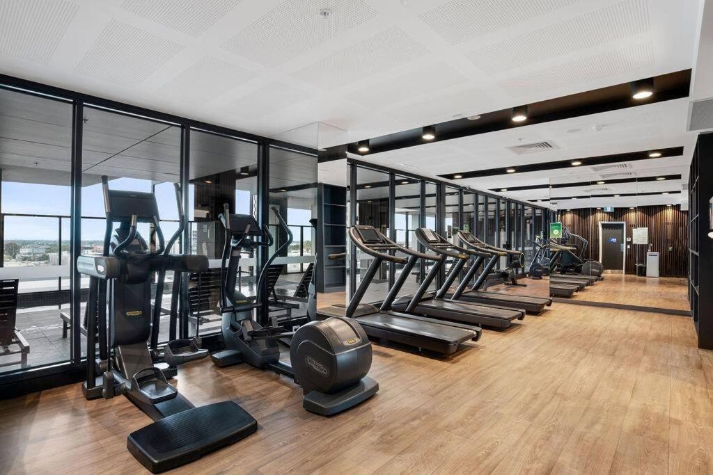 Apartment Stunning Views 2br Luxury Pool Parking Gym Wifi *