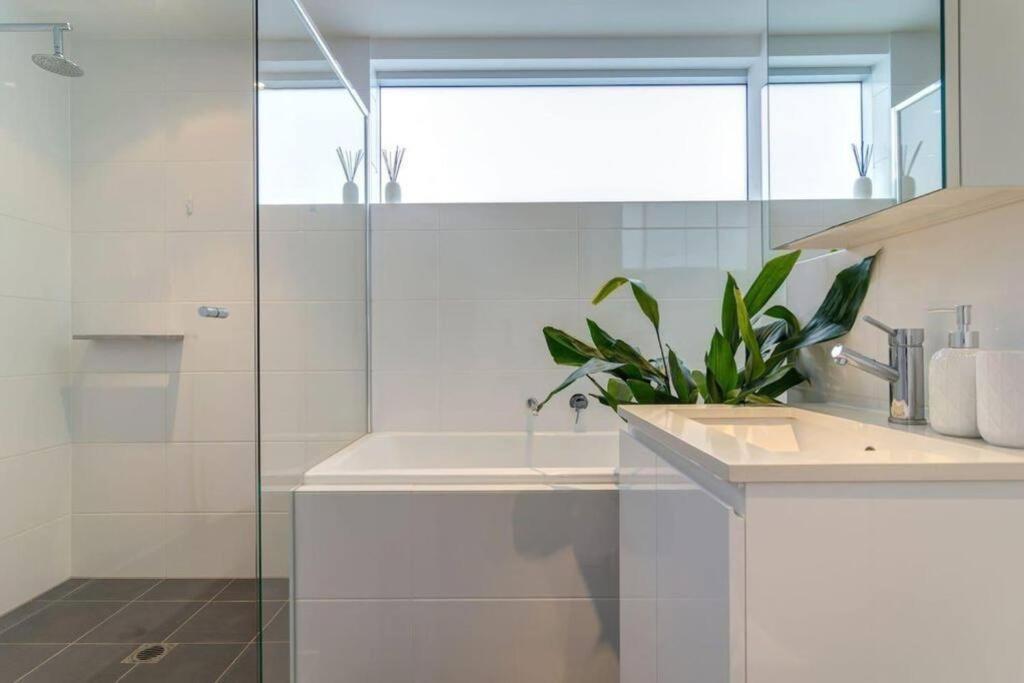 Marble Cbd Luxury 2 Bedroom Pool & Parking *