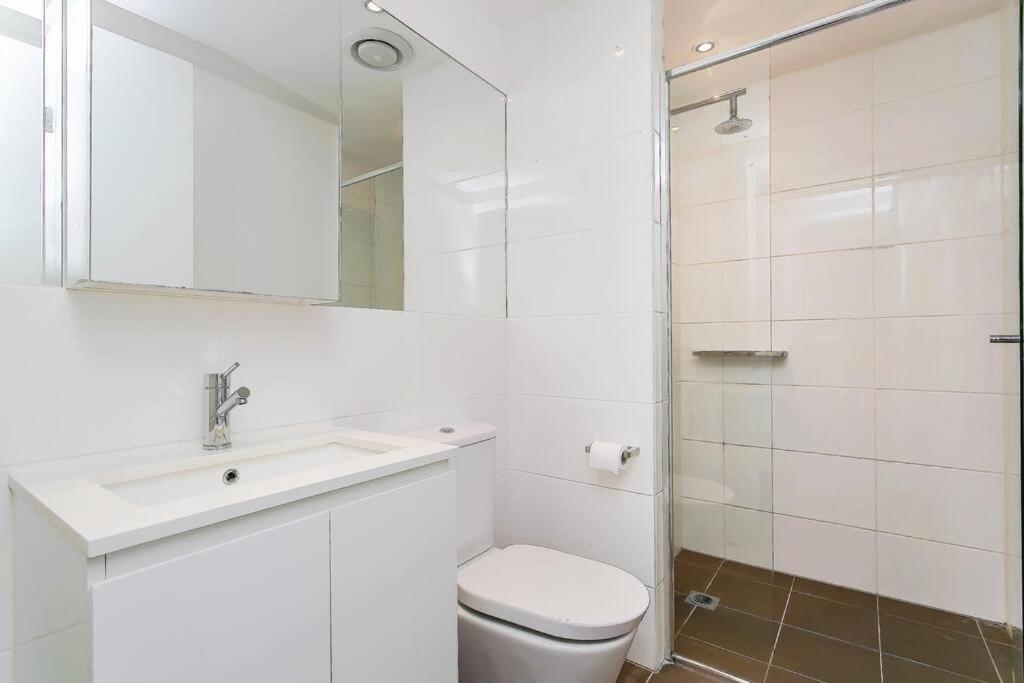 Apartment Luxury Overlooking Hindmarsh Sq With Pool & Gym *