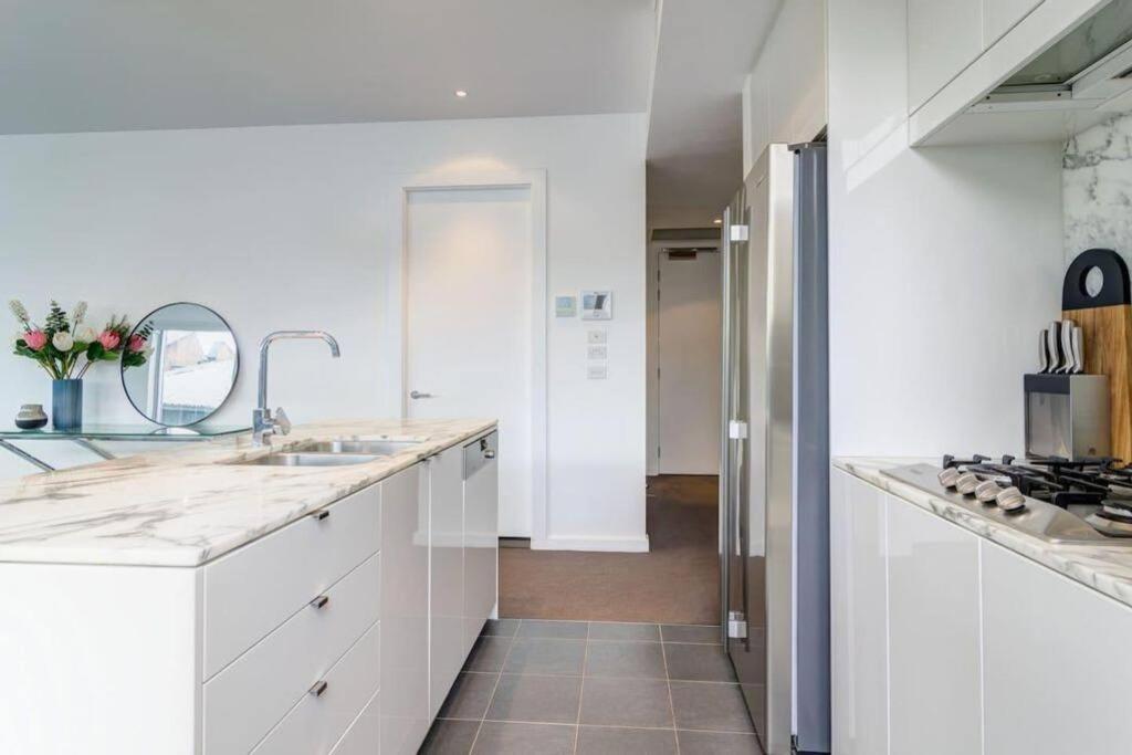 Marble Cbd Luxury 2 Bedroom Pool & Parking Apartment
