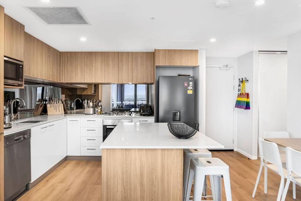 Stunning Views 2br Luxury Pool Parking Gym Wifi *