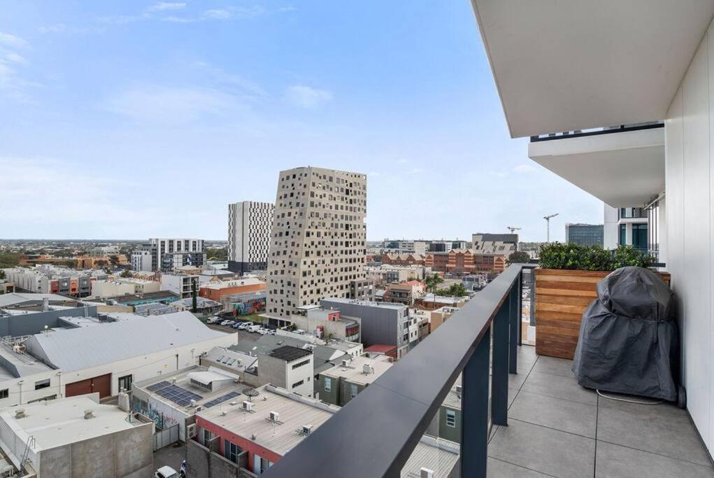 Stunning Views 2br Luxury Pool Parking Gym Wifi Adelaide