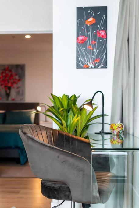 Apartment Stunning Views 2br Luxury Pool Parking Gym Wifi *