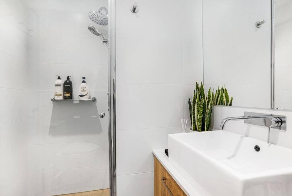 Stunning Views 2br Luxury Pool Parking Gym Wifi Adelaide
