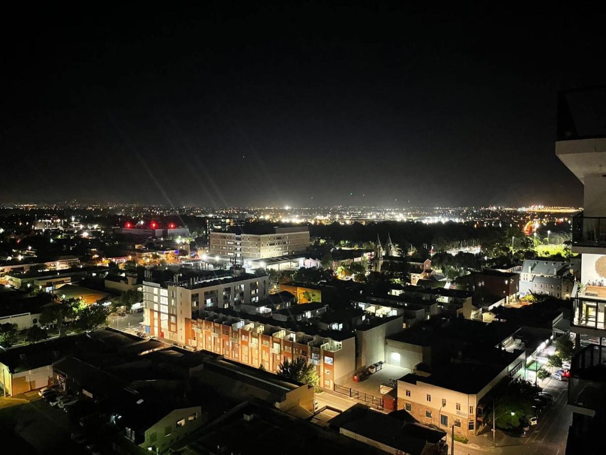 Cbd Skyview: Urban Oasis With Panoramic Views Apartment
