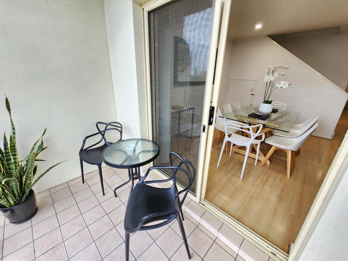 Spacious 4 Bedroom And 2 Bathrooms Apartment Adelaide