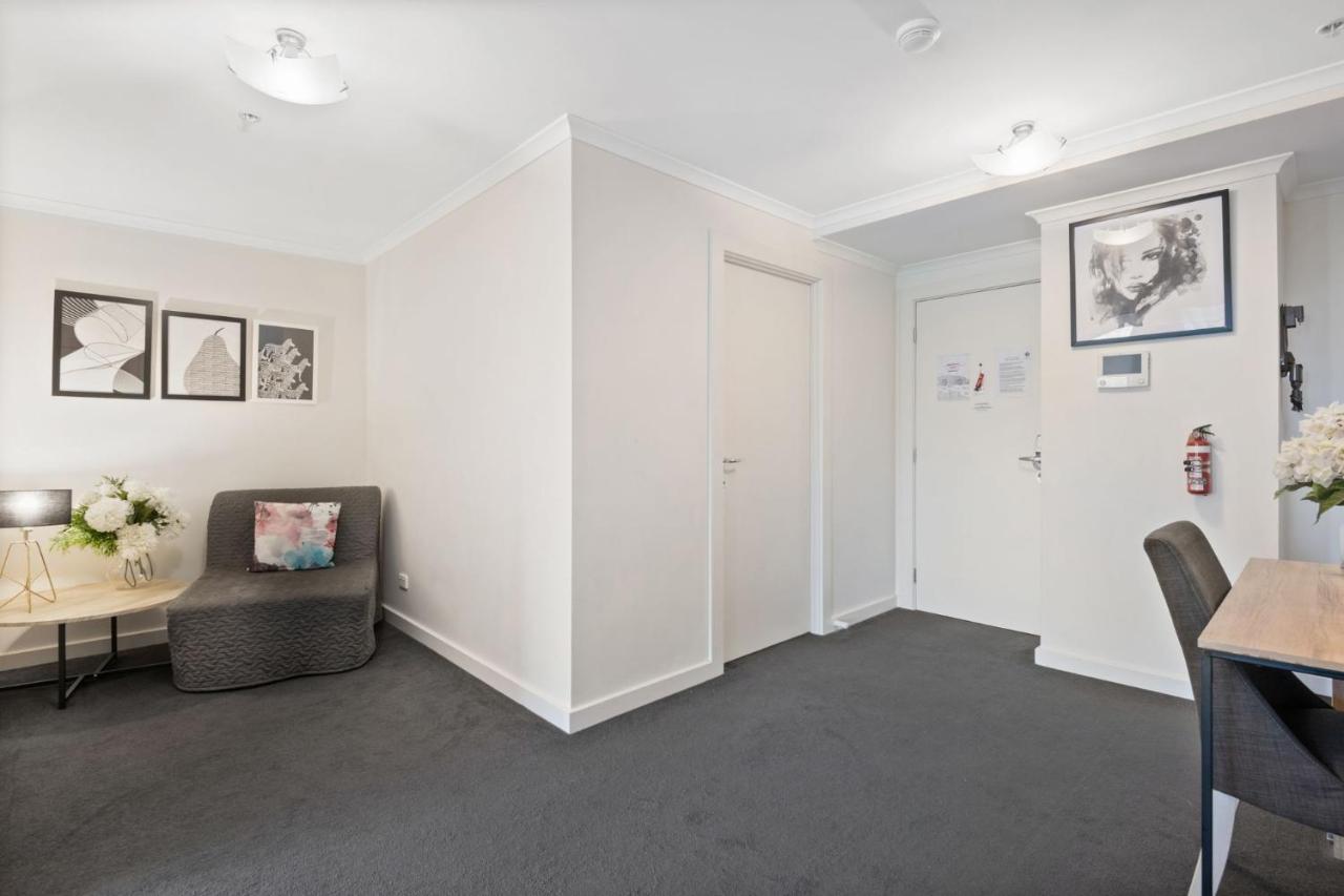 Belle Escapes - Glenelg Oceanview Apartment *