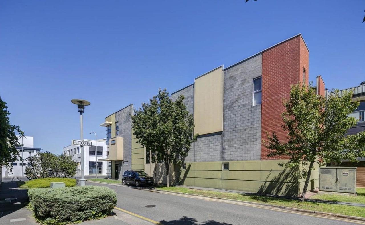 Holiday home City Oasis 2-br Townhouse With Balcony & Parking *
