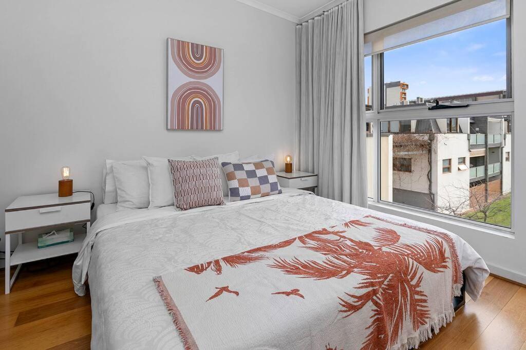 City Oasis 2-br Townhouse With Balcony & Parking *