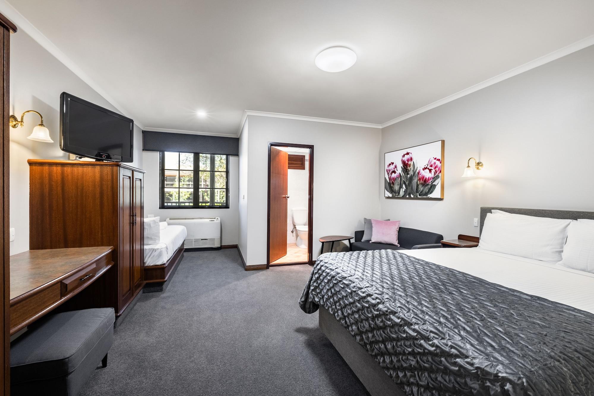 Hotel Adelaide Inn 4*