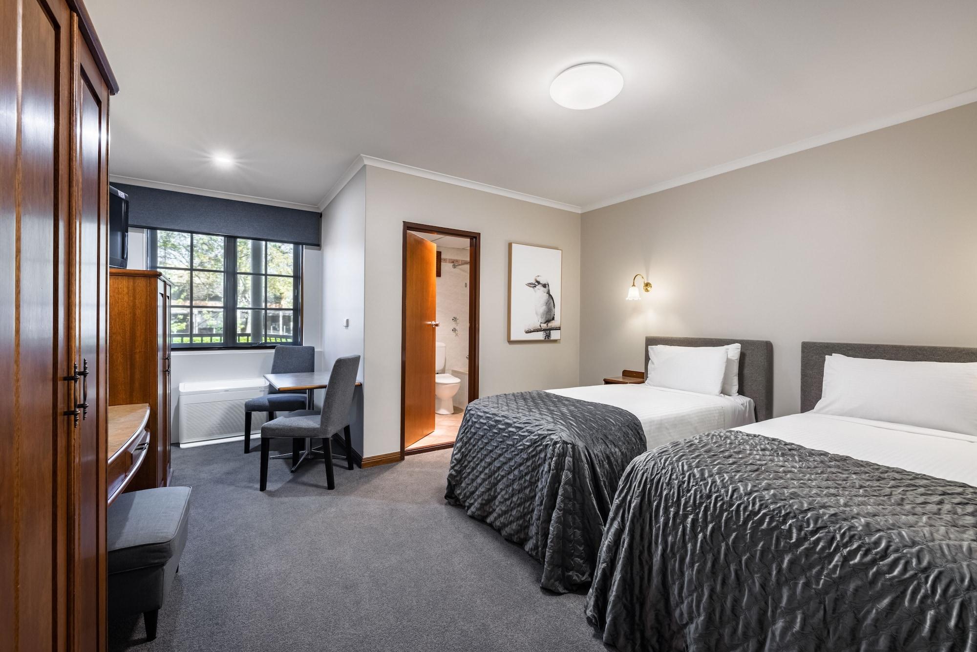Adelaide Inn 4*