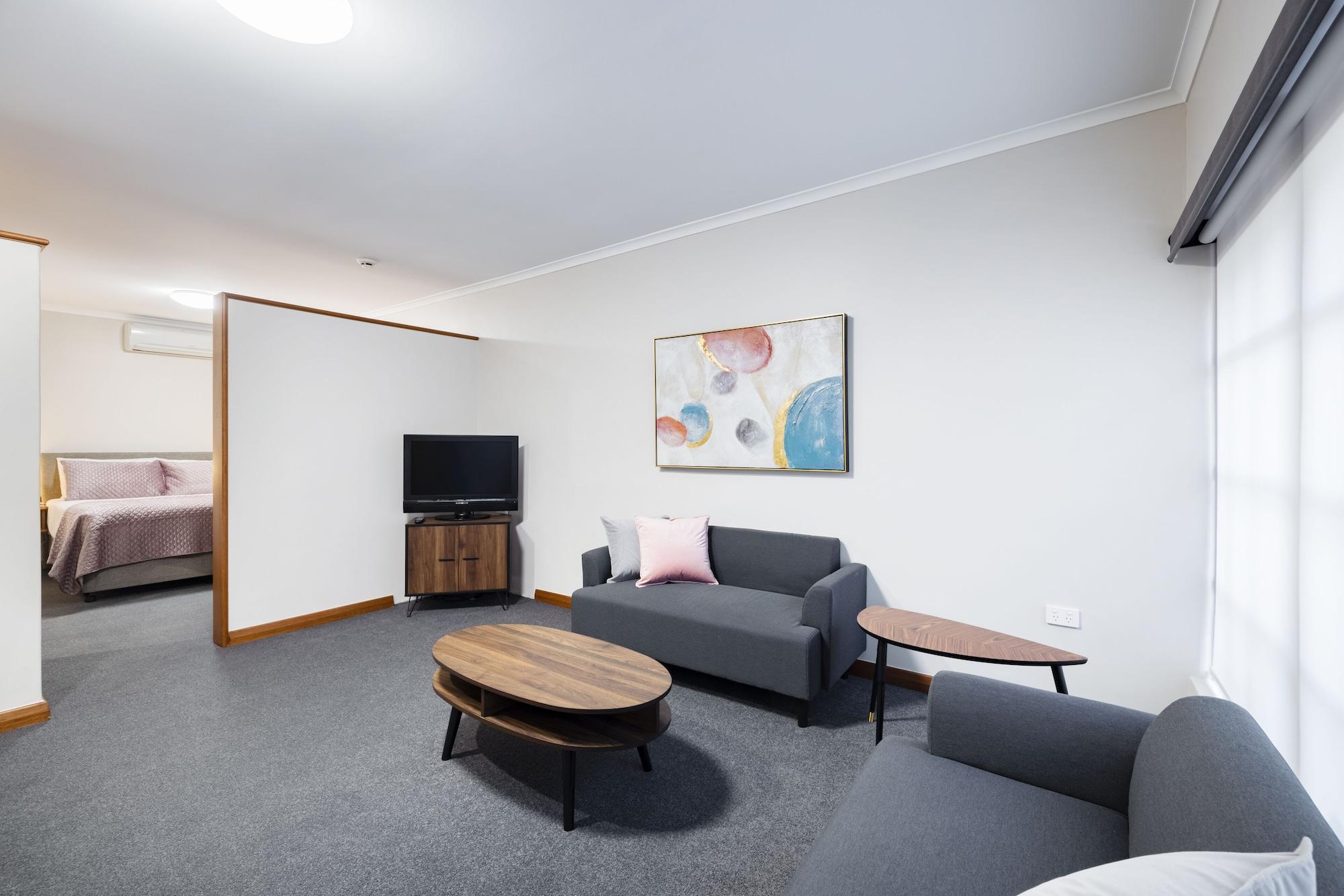 Adelaide Inn Hotel