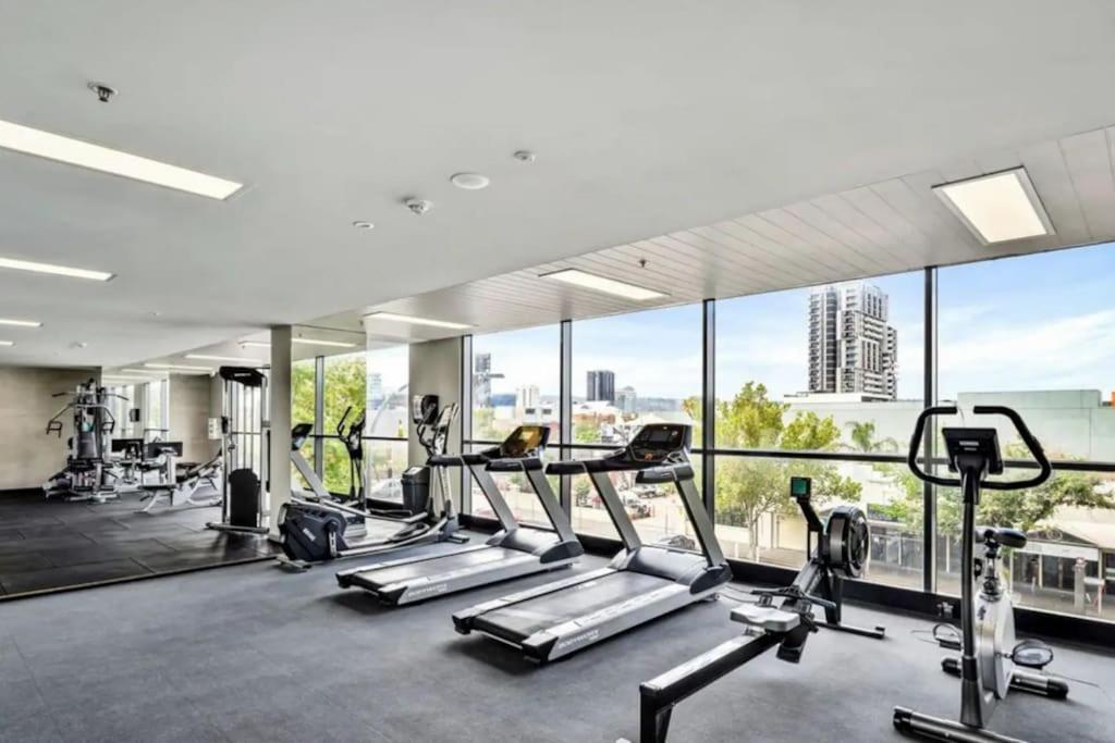 Skyline Luxury Retreat: Gym, Pool & Cinema Apartment Adelaide