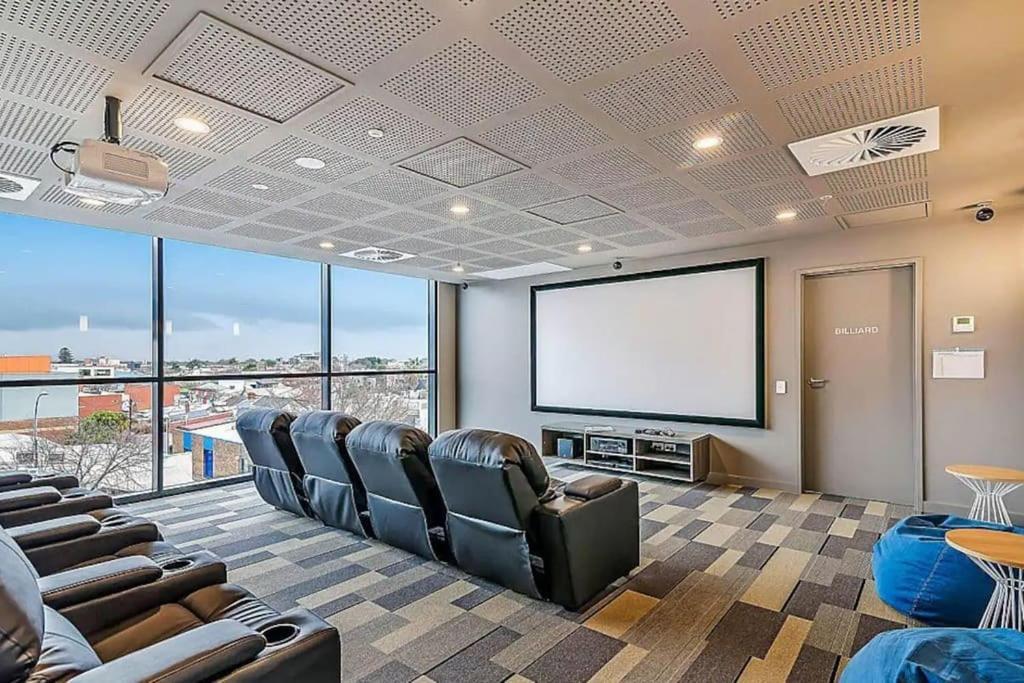 Skyline Luxury Retreat: Gym, Pool & Cinema Adelaide