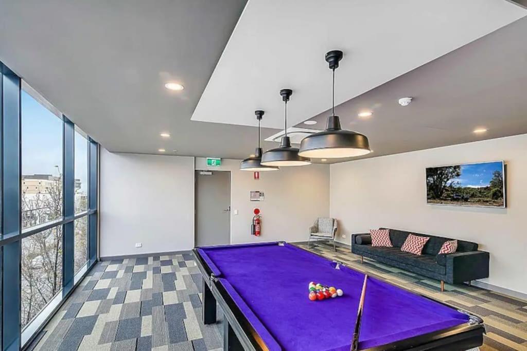Apartment Skyline Luxury Retreat: Gym, Pool & Cinema