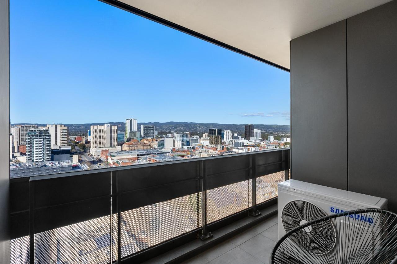 Skyline Luxury Retreat: Gym, Pool & Cinema Apartment Adelaide