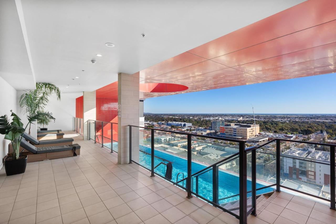 Skyline Luxury Retreat: Gym, Pool & Cinema *