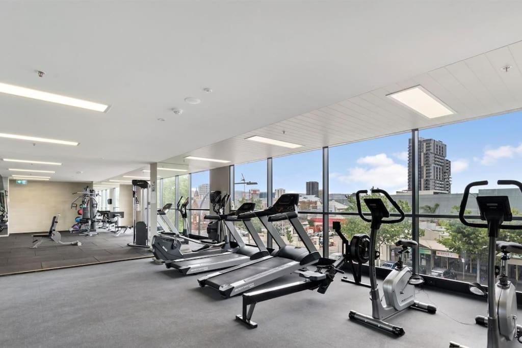 Oasis: Pool, Gym, Cinema Apartment *