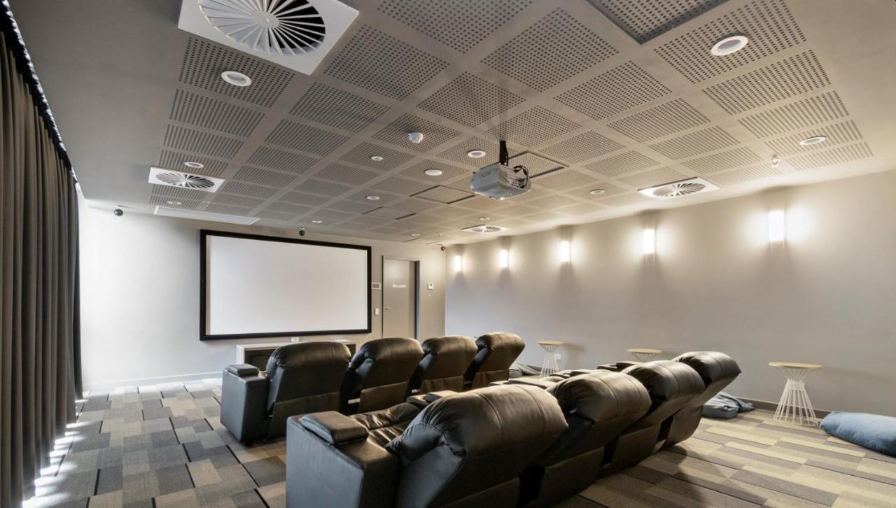 Apartamento Skyline Serenity: Parking, Pool, Gym, Cinema Inc.