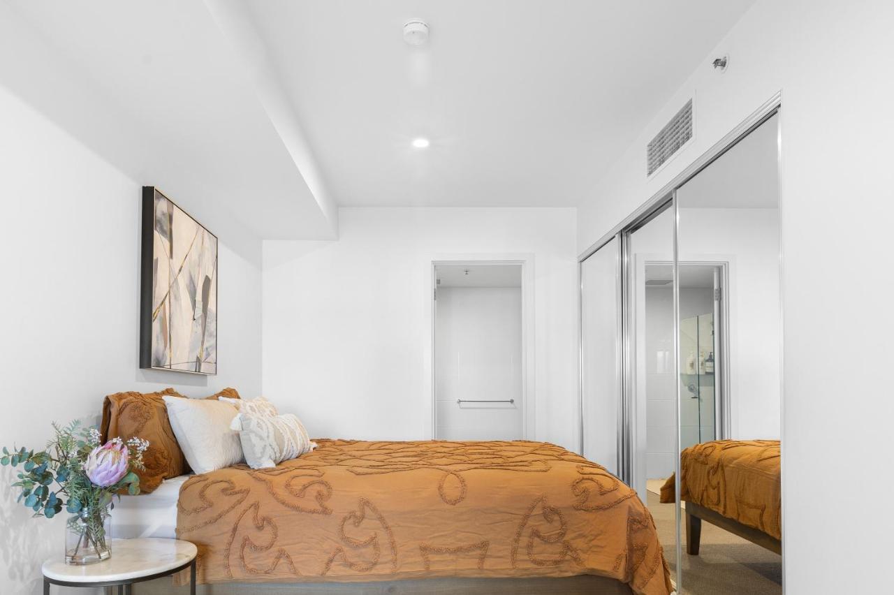 Skyline Serenity: Parking, Pool, Gym, Cinema Inc. Apartamento *