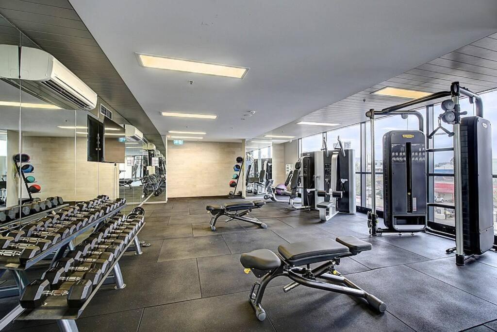 Cityscape: Pool, Gym, Park Inc. Apartment Adelaide