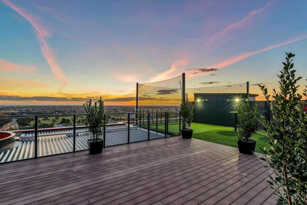Cityscape: Pool, Gym, Park Inc. Apartment *