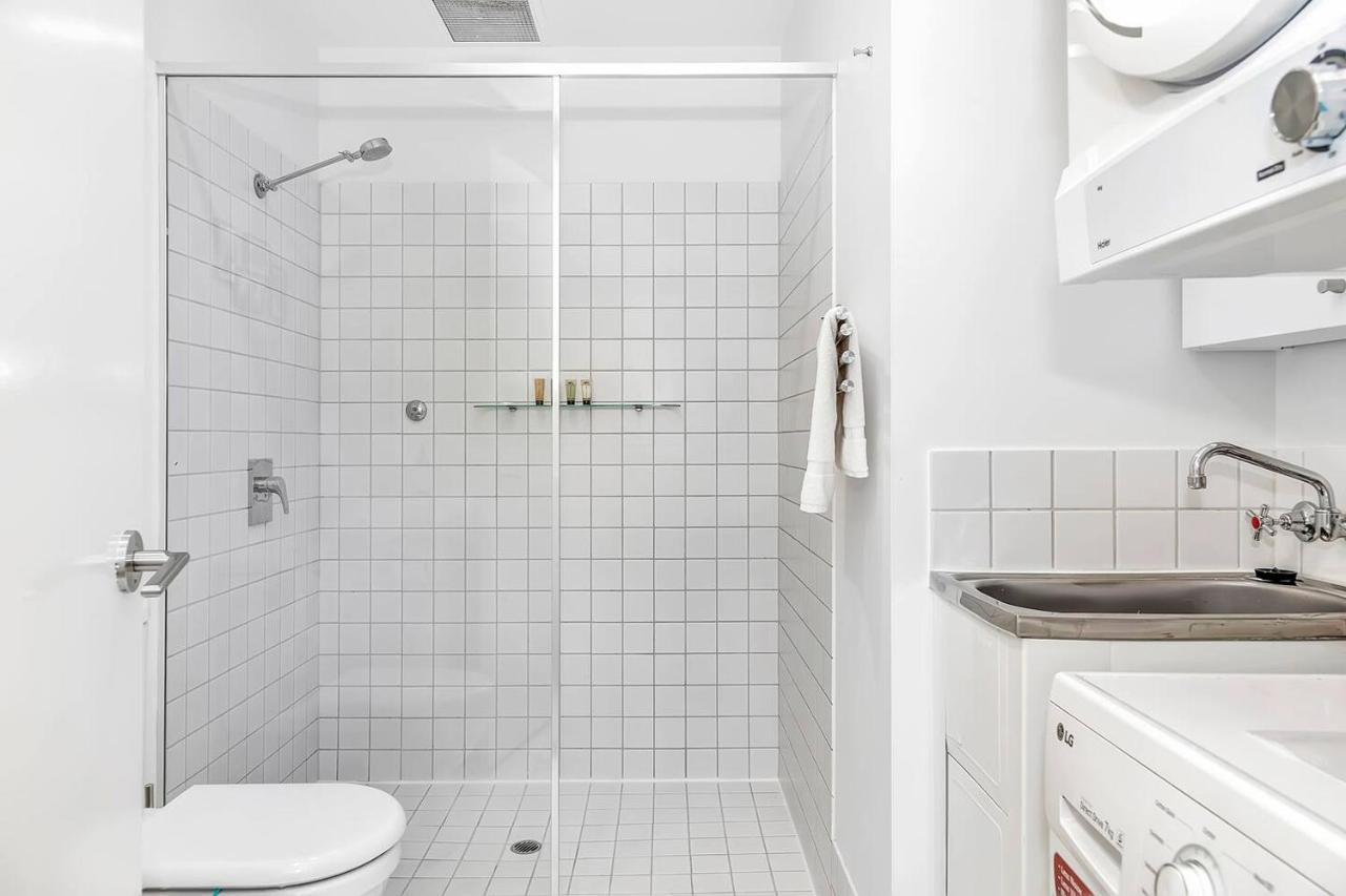 'artsy At East End' A Modern Inner-city Retreat