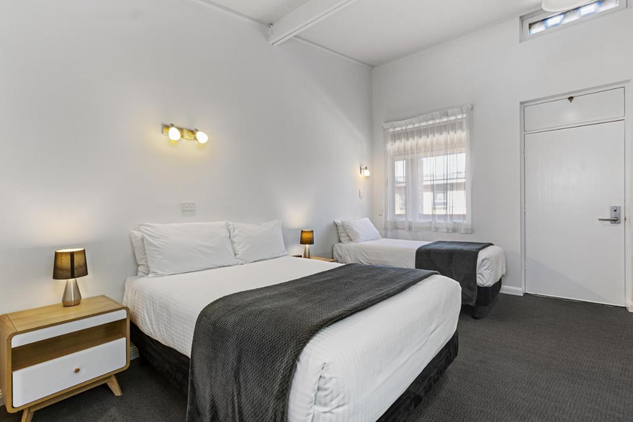 Lodge Econo East