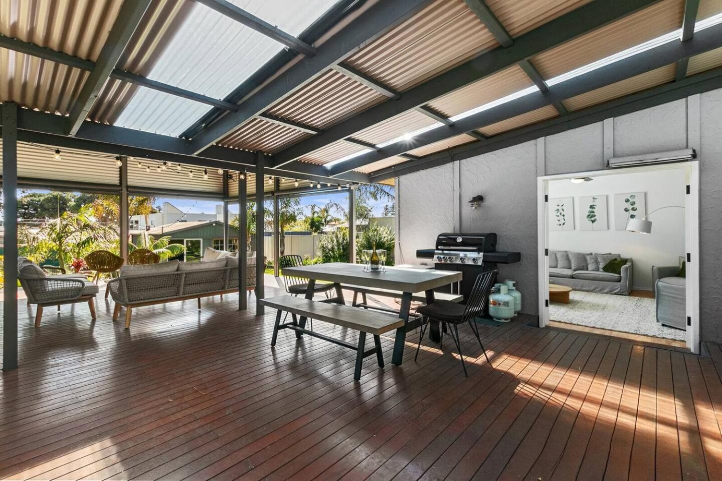 Christies Garden - A Beachside Entertainer's Gem Apartment Adelaide
