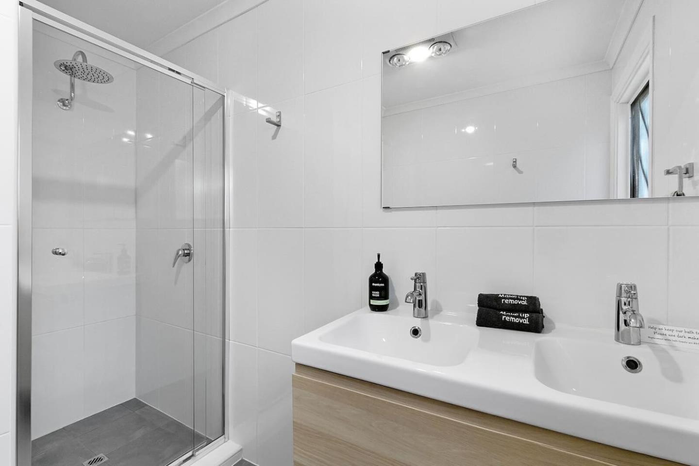 Christies Garden - A Beachside Entertainer's Gem Apartment *