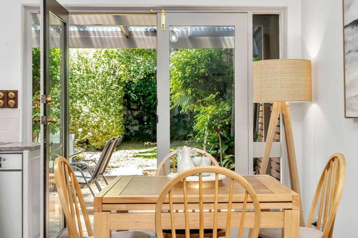 'violet Cottage' An Idyllic Urban Oasis For Two *