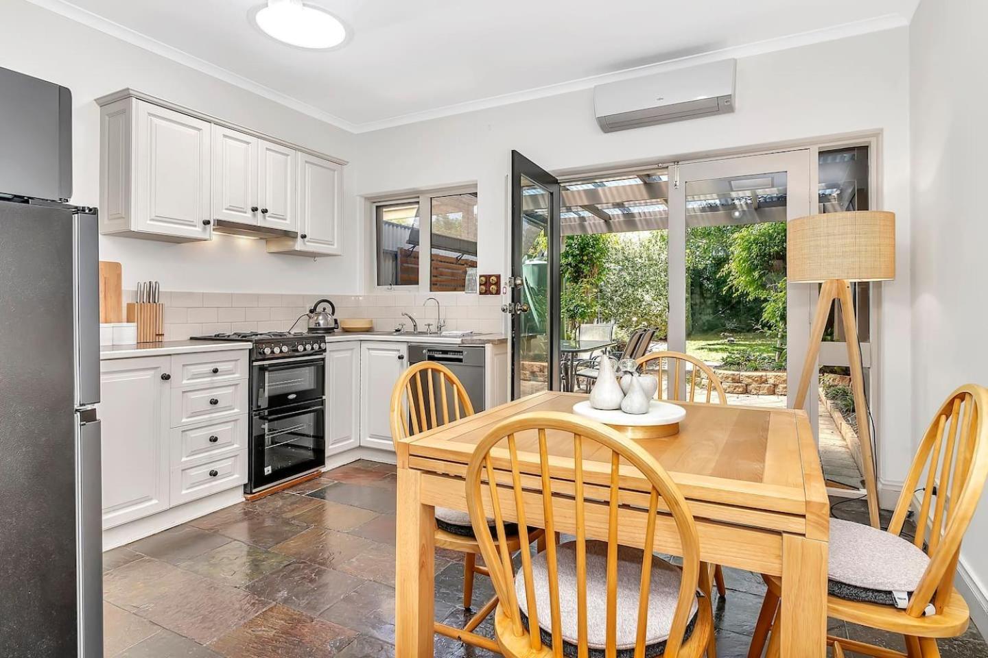 'violet Cottage' An Idyllic Urban Oasis For Two * Adelaide
