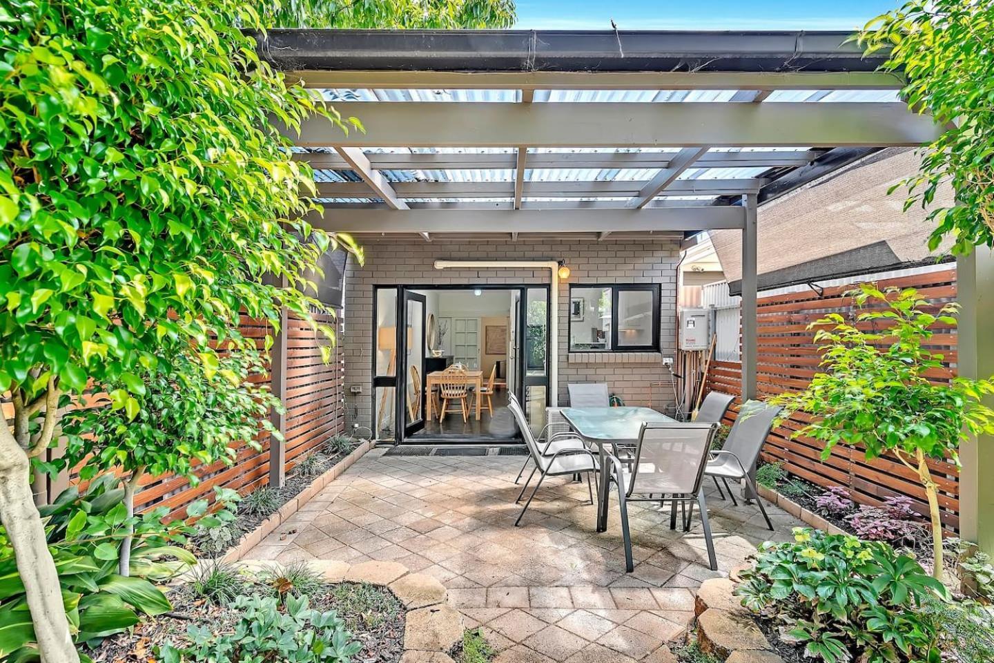 'violet Cottage' An Idyllic Urban Oasis For Two Holiday home