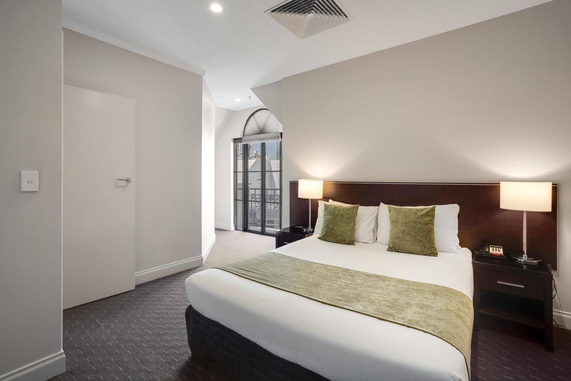 Frome Aparthotel 4*