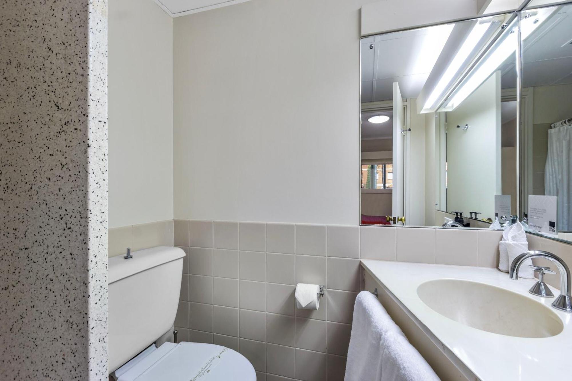 Econo North Hotel 3*