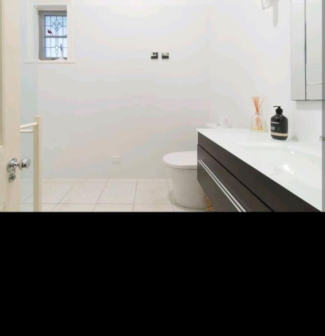 Henry Morcomb 2 Bdrm Sleeps 4 Wifi *