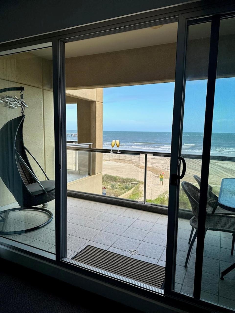 Apartment Absolute Beachfront At The Pier Glenelg *