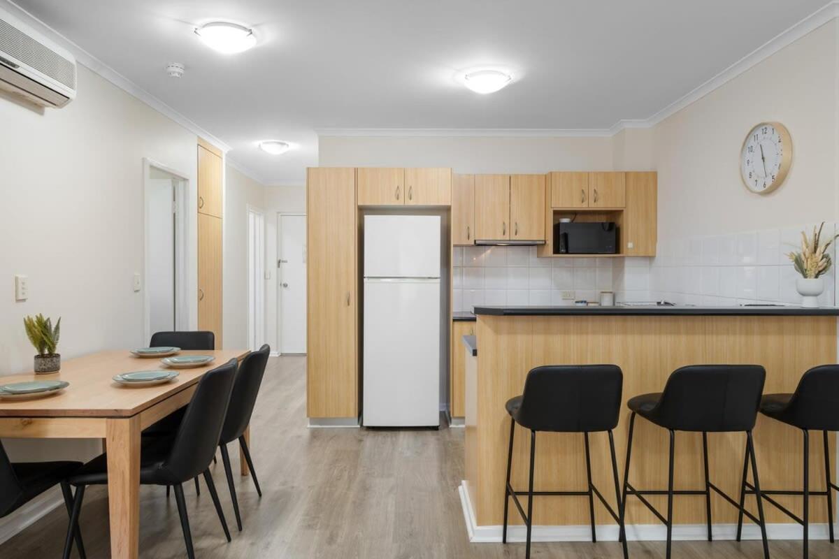 Apartment Hidden Gem Of Cbd - 3br Apt-free Parking-wifi