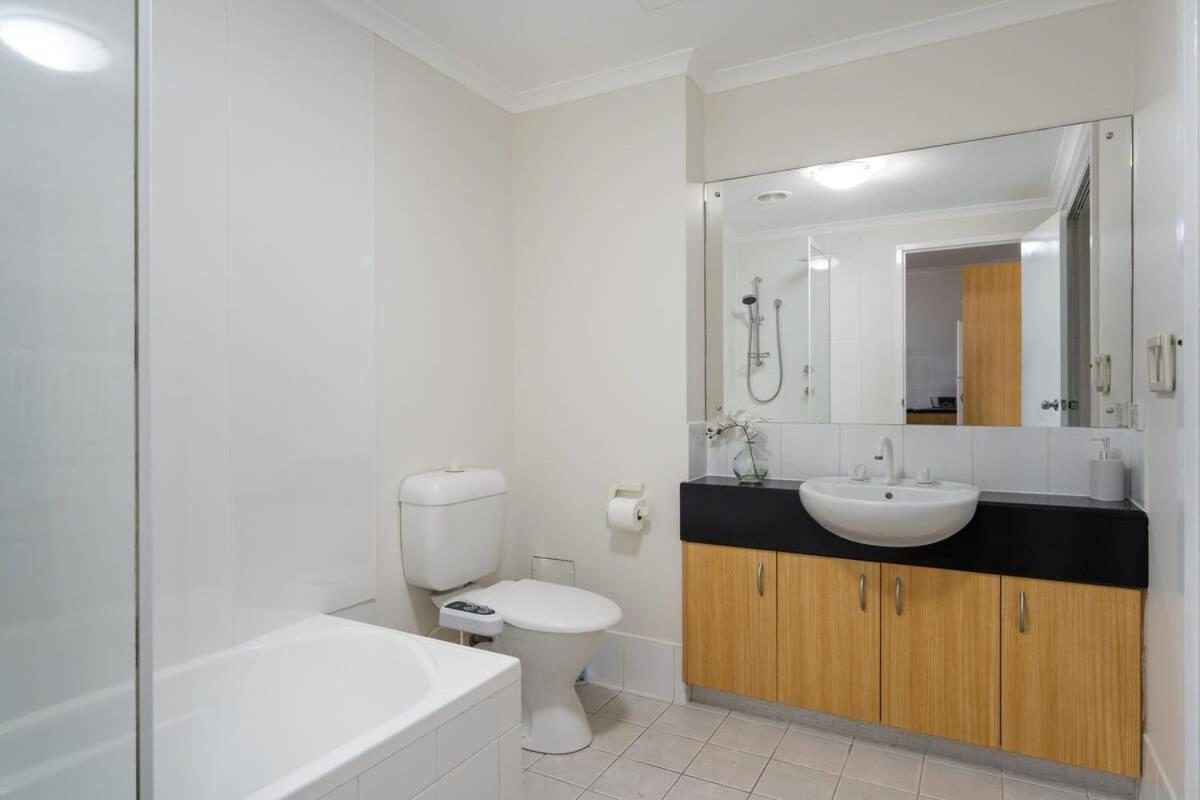 Hidden Gem Of Cbd - 3br Apt-free Parking-wifi Apartment Adelaide