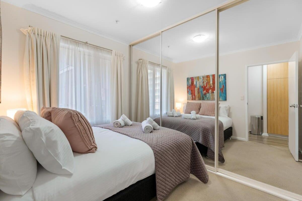 Hidden Gem Of Cbd - 3br Apt-free Parking-wifi