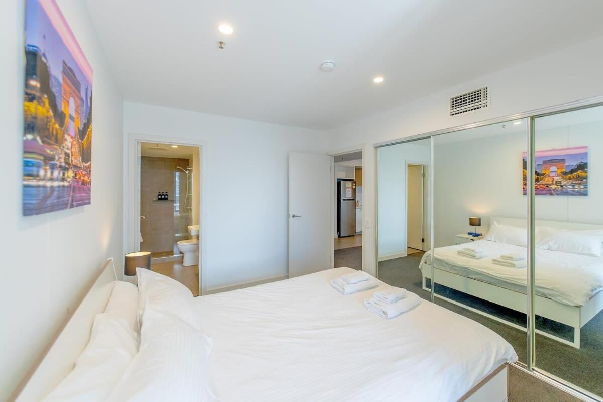 Apartment Walk To Market Parking Gym&pool View Adelaide