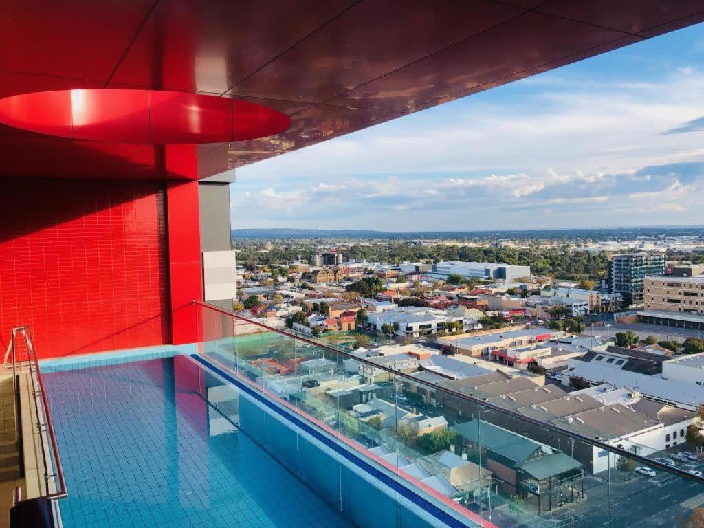 Apartment Walk To Market Parking Gym&pool View