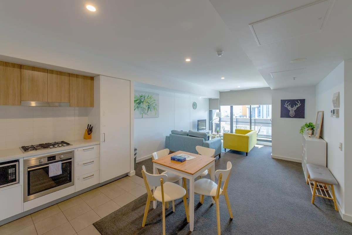 Walk To Market Parking Gym&pool View Apartment