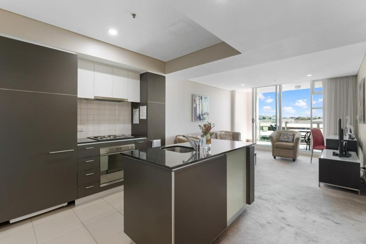 Cbd 2br At 96 North Tce - Free Parking Apartment *