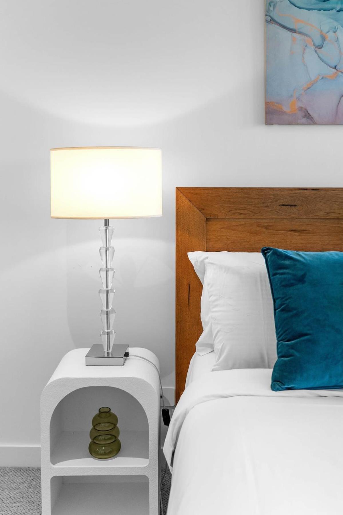 Cbd Oasis - 2br Realm Retreat - Level 19 Apartment