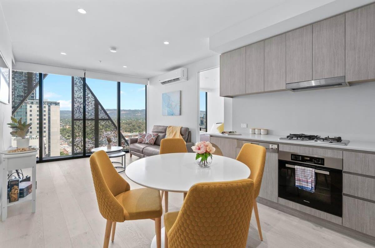 Cbd Oasis - 2br Realm Retreat - Level 19 Apartment