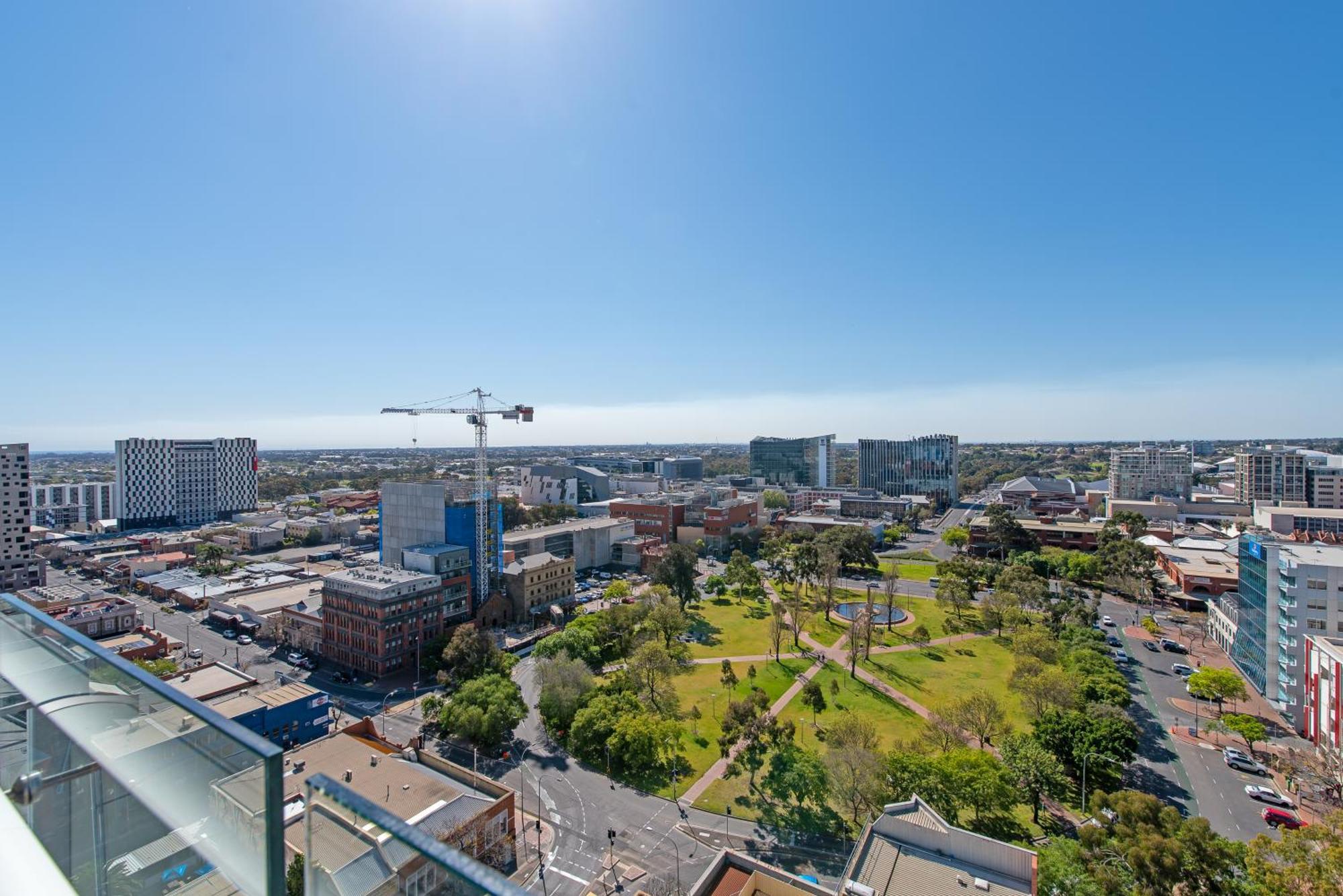 Vision On Morphett With Parking * Adelaide