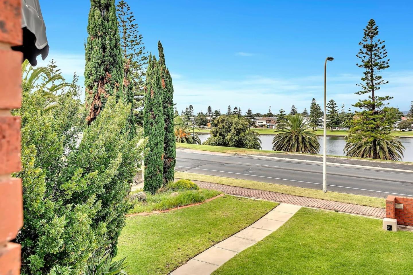 'riverside Refuge' A Contemporary Gem Near The Adelaide